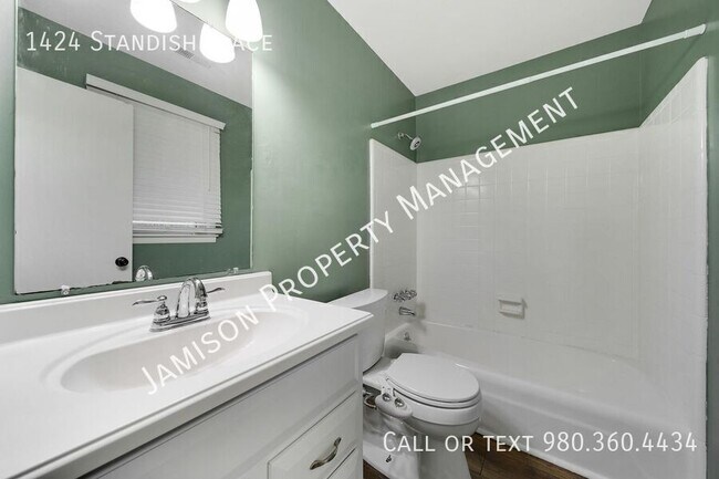 Building Photo - 1424 Standish Pl