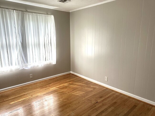 Building Photo - IMMACULATE ONE LEVEL HOME AVAILABLE IN SUR...