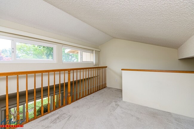 Building Photo - Lovely Townhouse | Loft | A/C | Desirable ...