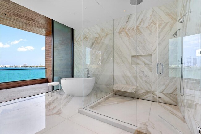 Building Photo - 825 E Dilido Dr