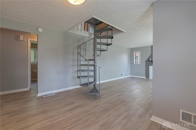 Building Photo - 521 Oakview Dr