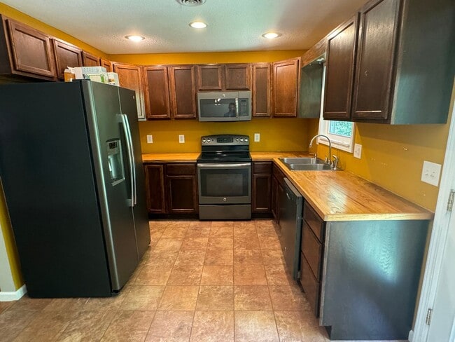 Building Photo - 3 Bedroom 2 Bathroom Home in Greeneville, TN