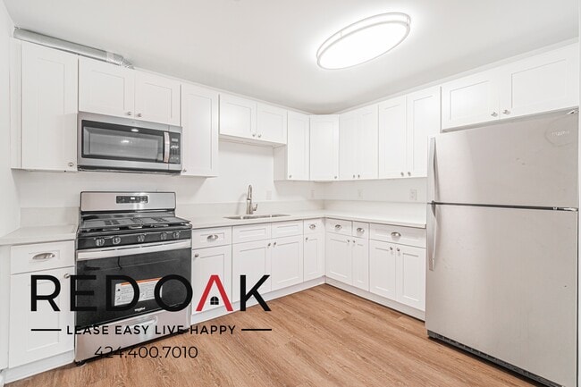 Building Photo - 649 W 92nd St