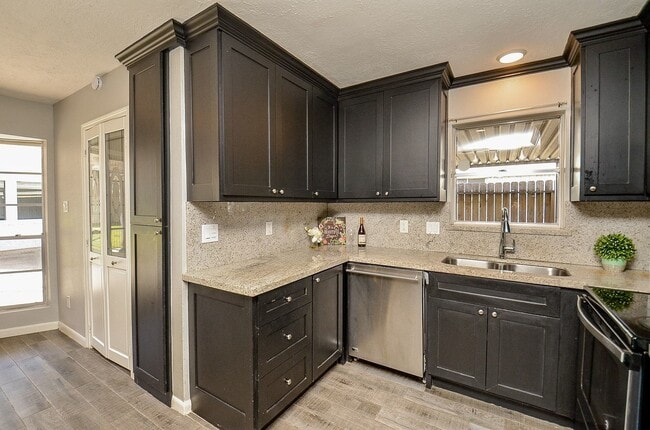 Building Photo - 9215 Sharpcrest St