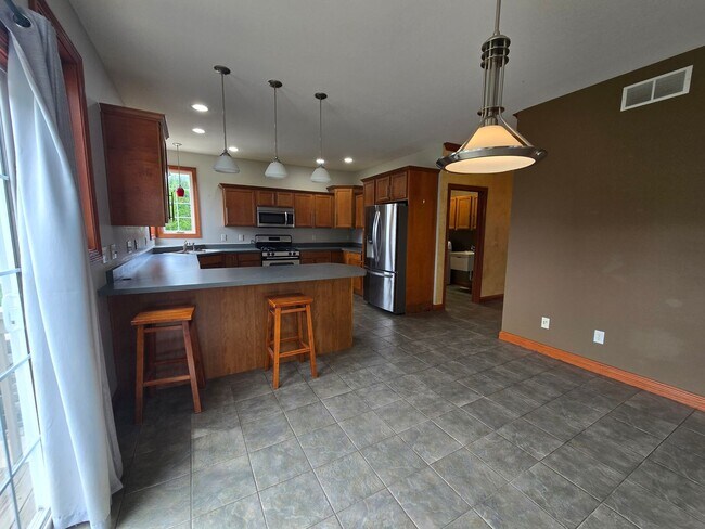 Building Photo - 4 Bedroom Home in Bloomington's East Side