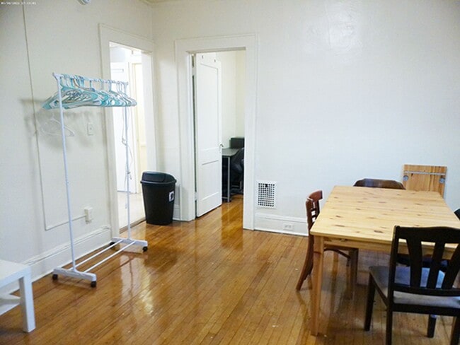 Building Photo - 4 Bedroom Duplex Close to Campus! - 6/1/26