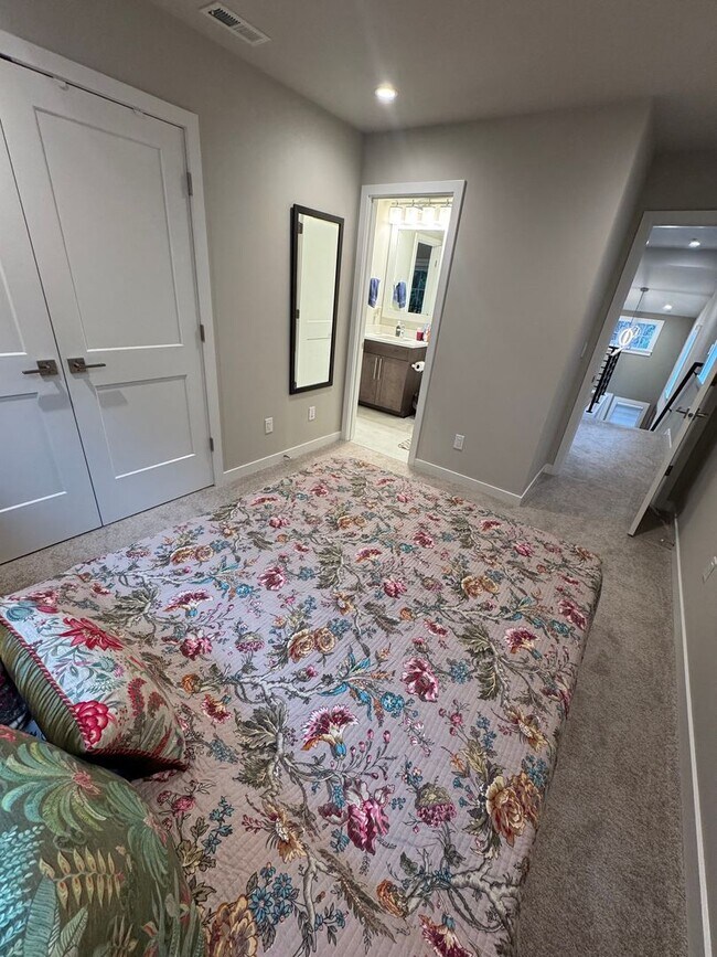 Building Photo - Luxury 3  Bedroom 2.5 Bath Townhome Located in Kirkland