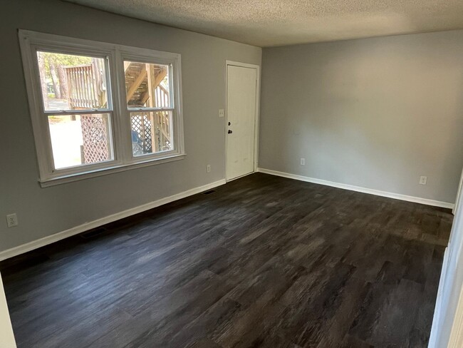 Building Photo - 1st Floor 2 Bed, 1 Bath Condo in Concord