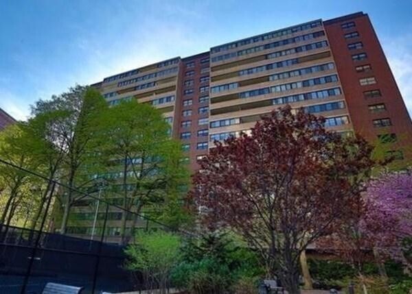 Building Photo - 2 Hawthorne Pl