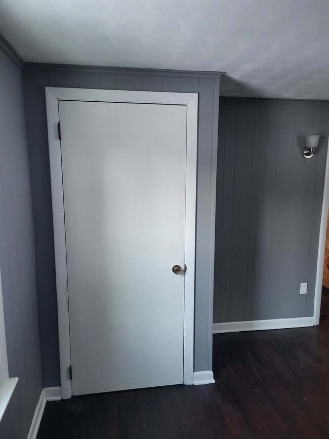 Building Photo - 107 Meadow St