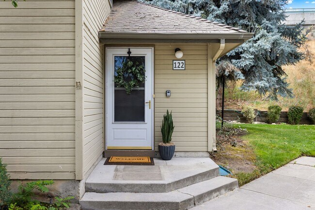 Building Photo - Private End-Unit Condo in Southeast Boise | Pool Access + Great Location