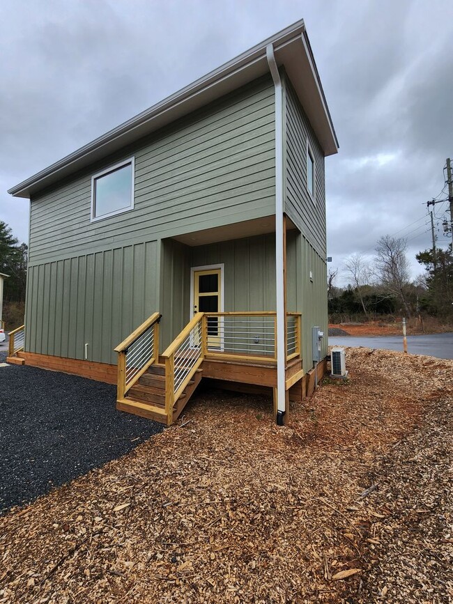 Building Photo - East Asheville Rental