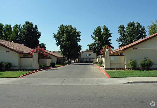 Building Photo - La Paz Villa
