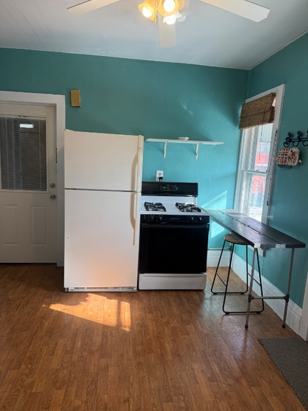 Building Photo - 547a E Dover St