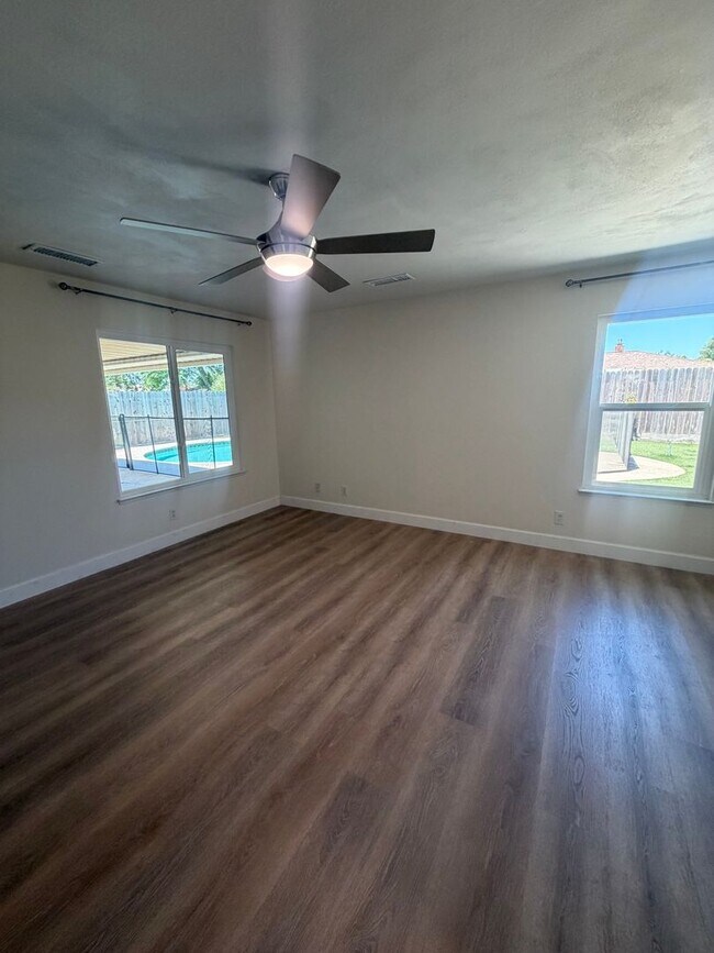 Building Photo - Stunning 4 bedroom, 2 bathroom with a Pool and Solar