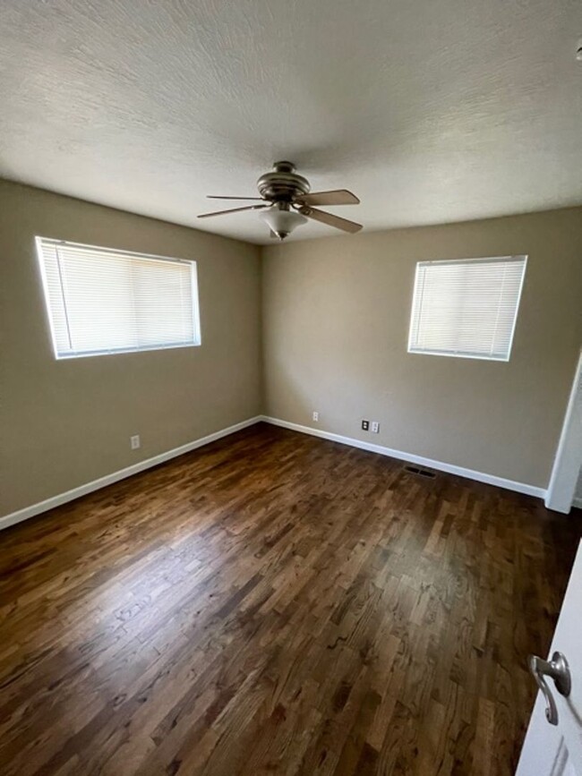 Building Photo - Available Large 3 Bedroom 1 Bath with Conv...