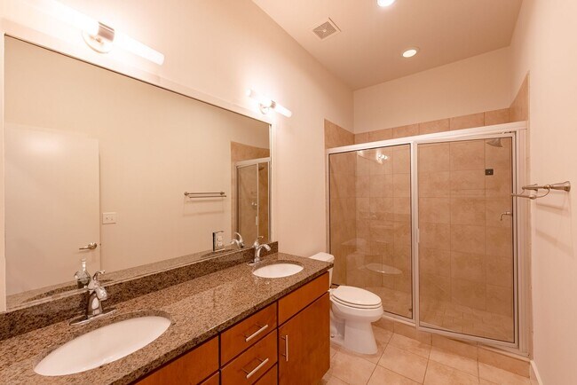 Building Photo - Beautiful South Lamar 2 bed 2 bath Condo!