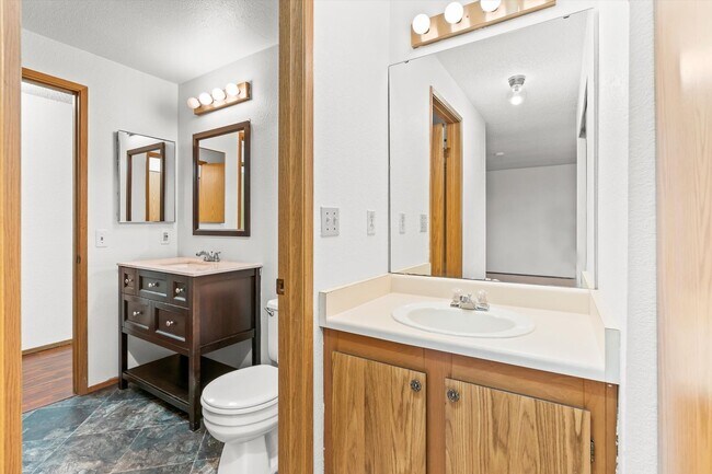 Building Photo - Well Maintained Condo