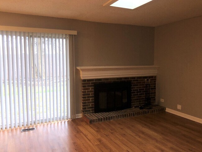 Building Photo - Freshly Painted 3 bedroom House in Bolingbrook!