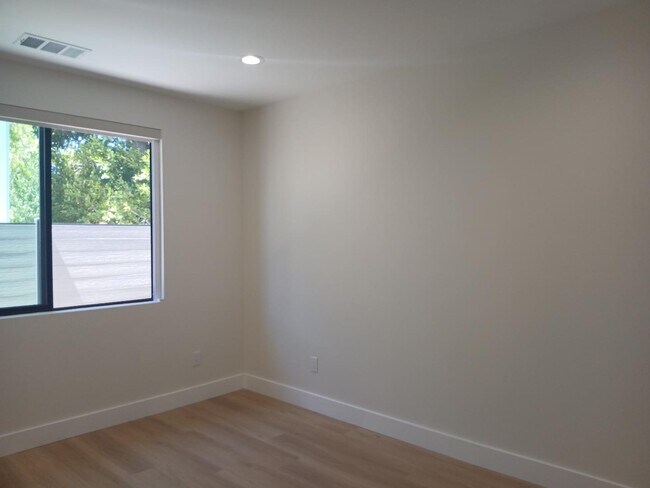 Building Photo - 523 Lancaster Way