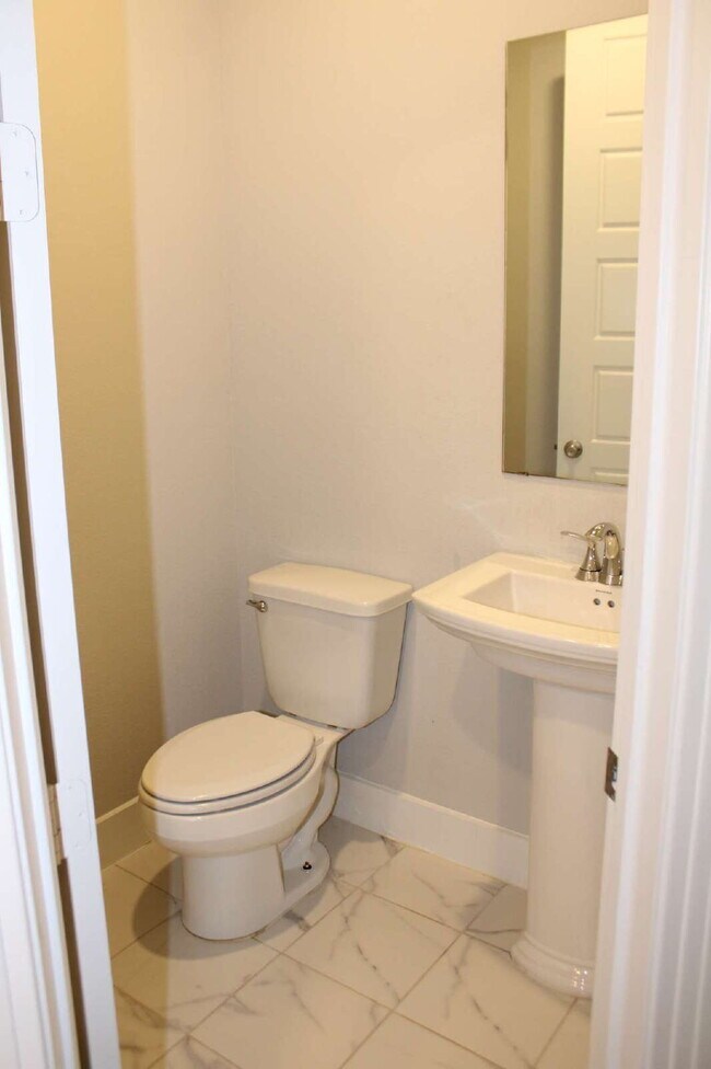 Building Photo - 3104 Armstrong Ave