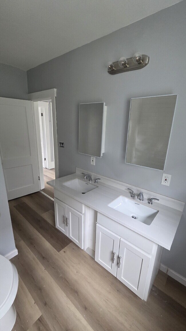 Building Photo - Exquisite 4 bed 3 bath with Air Conditioning