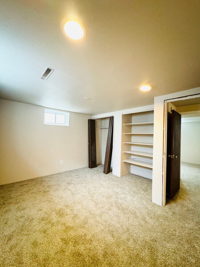 Building Photo - Large 3 Bed, 3 Bath House In Greeley - 4 bonus rooms in basement!