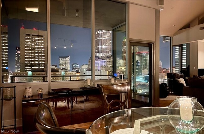 Building Photo - 701 W Lakeside Ave