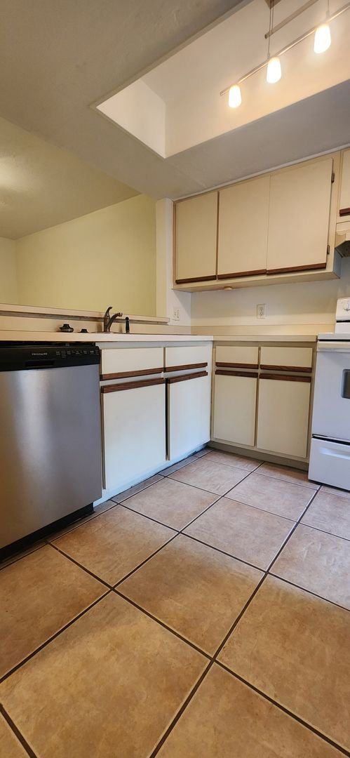 Building Photo - Charming 3 Bedroom, 2 Bathroom End-Unit Townhome in Cypress Pointe