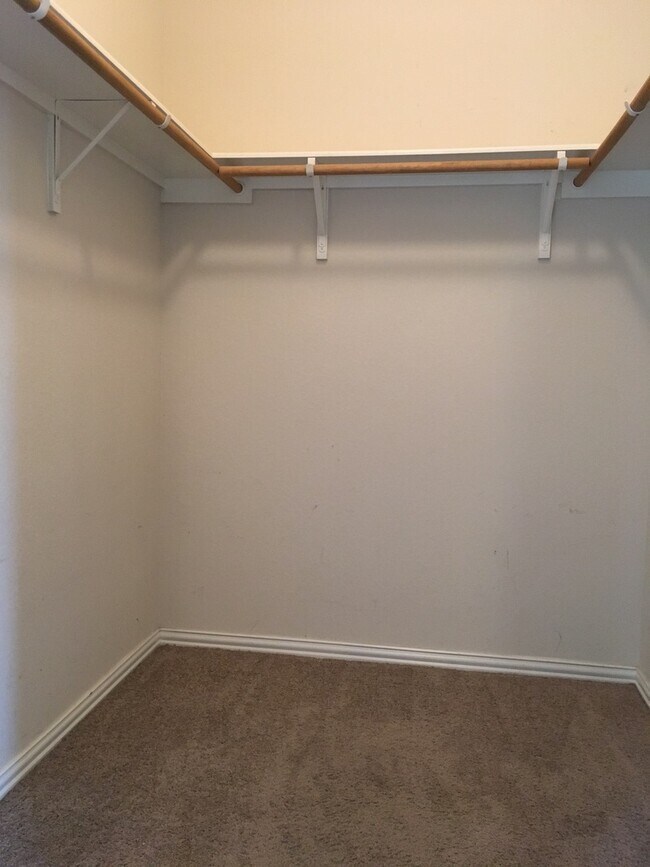 Building Photo - Great Open Floor Plan in Buda