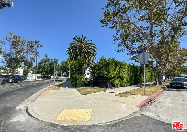 Building Photo - 1043 S Plymouth Blvd