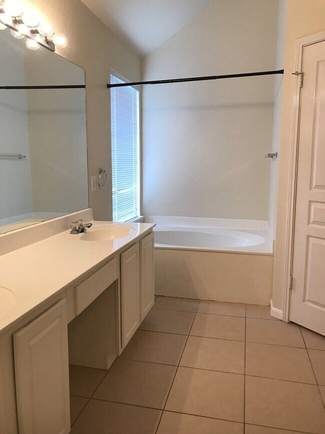 Building Photo - 2520 Crested Heights