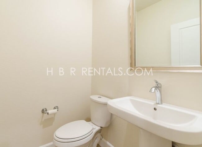 Building Photo - Spacious Elegance: 4-Bedroom with 3.5 Baths in Manteca