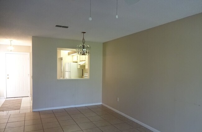 Building Photo - 1br/1ba Wimbledon Condo with Tile Floors a...