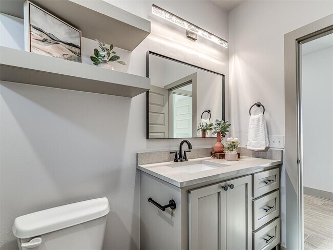 Building Photo - 2633 Crescent Ave