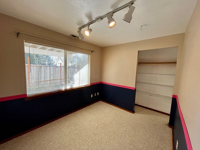 Building Photo - 4 Bedroom, 3 Car Garage Home in CK School ...