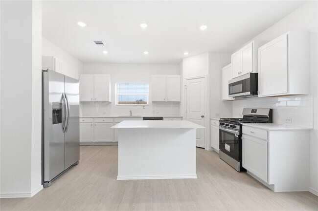 Building Photo - 1404 Roaming Oak Bnd