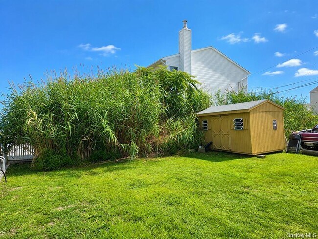 Building Photo - 2706 Peconic Ave
