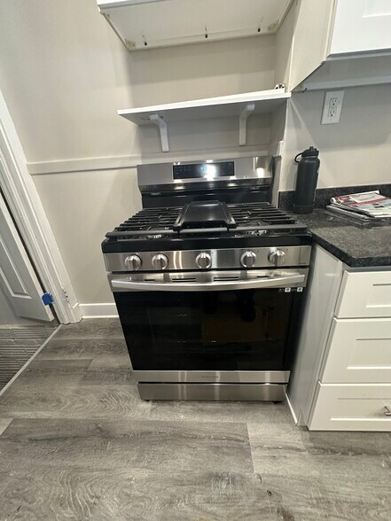 New 5 Burner Stove - 1141 Lakeland Ave