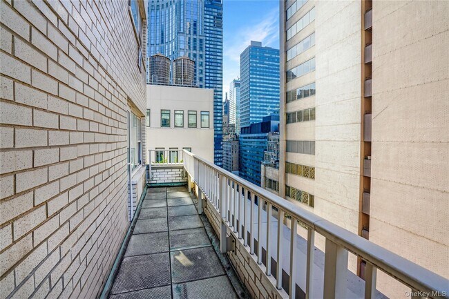 Building Photo - 153 E 57th St