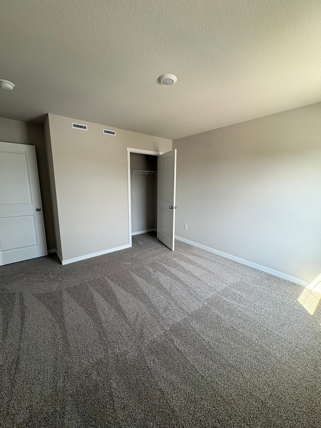 Building Photo - 1069 Daisy Ln