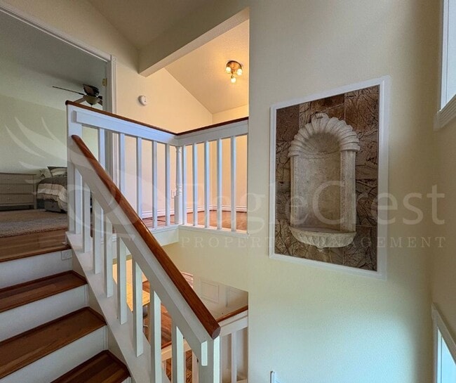 Building Photo - Three Bedroom Townhome Near Country Club G...