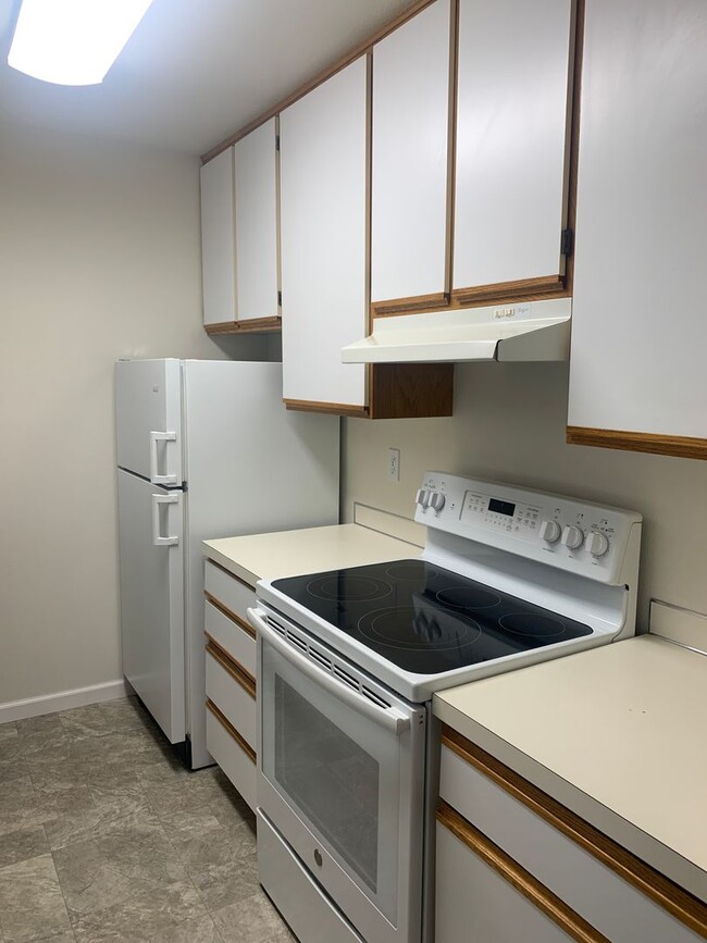Building Photo - NE Bend Apartment Available 6/15