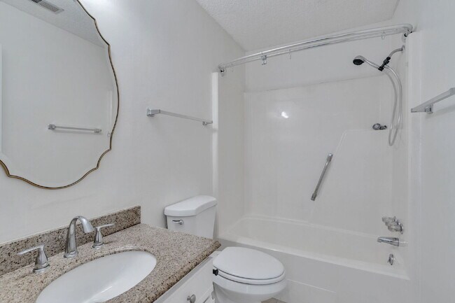 Building Photo - Welcome to Parkview Condos! This beautiful...