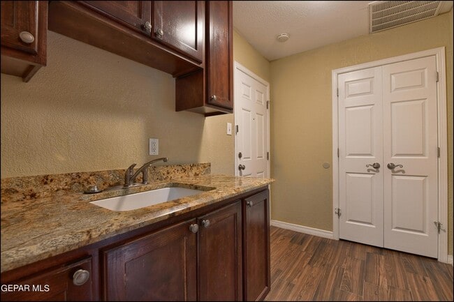 Building Photo - 424 Stonebluff Rd