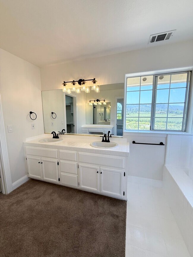 Building Photo - Pet Friendly! Walk to Downtown