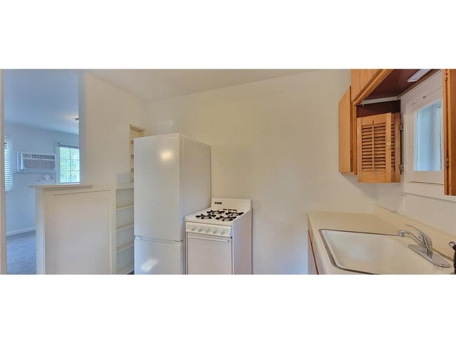 Building Photo - 2335 Hemlock Ln N