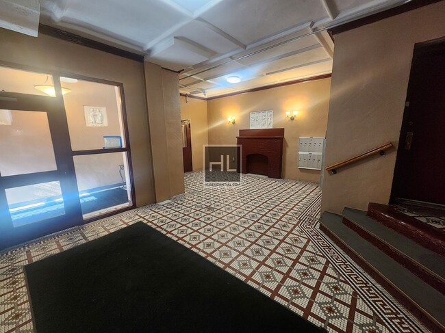 Building Photo - Spacious & Updated 1 bed 1 bath I Hamilton...