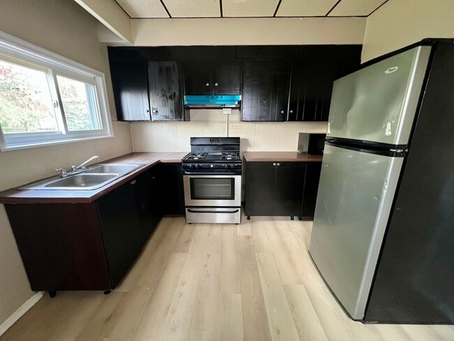 Building Photo - Spacious 3-Bedroom Townhome in Port Richmond! Available mid-April!