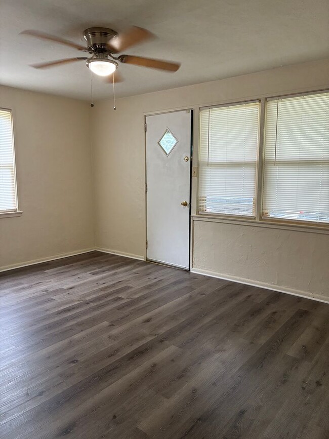Building Photo - 2 Bedroom 1 Bathroom Single Family Home in...